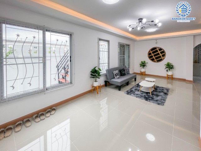 *****ทาวน์เฮ้าส์มือสองย่านกรุงเทพฯ ม.ไอ ดีไซน์ วงแหวน-รามอินทรา #หลังมุม เนื้อที่กว้างขวางมากถึง 30.4 ตร.ว. ฟังก์ชันจัดเต็ม 4 ห้องนอน 2 ห้องน้ำ 1 ที่จอดรถ บ้านสภาพสวย น่าอยู่อาศัย  บนทำเลเยี่ยม เชื่อมต่อถ.วงแหวน-รามอินทรา ถ.คู้บอน ถ.ปัญญา-รามอินทรา ถ.จตุโชติ ใกล้แฟชั่นไอส์แลนด์